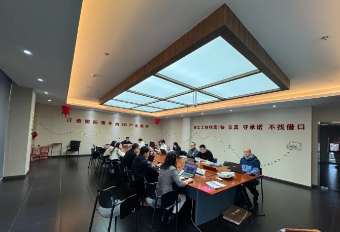 為深入貫徹中共中央、國務(wù)院印發(fā)的《國家標(biāo)準(zhǔn)化發(fā)展綱要》，落實(shí)加快數(shù)字化發(fā)展、建設(shè)數(shù)字中國的戰(zhàn)略部署，和《上海市全面推進(jìn)城市數(shù)字化轉(zhuǎn)型“十四五”規(guī)劃》，推進(jìn)上海城市數(shù)字化轉(zhuǎn)型標(biāo)準(zhǔn)化建設(shè)，數(shù)造科技積極響應(yīng)這一號召，成為上海市浦東新區(qū)第一批試點(diǎn)數(shù)字化改造企業(yè)之一，并順利通過驗(yàn)收。  圖片  圖片  圖片  圖片  圖為上海市城市數(shù)字化轉(zhuǎn)型工作領(lǐng)導(dǎo)小組部分領(lǐng)導(dǎo)和南匯工業(yè)園區(qū)領(lǐng)導(dǎo)、上海數(shù)造領(lǐng)導(dǎo)班子成員參加數(shù)字化改造驗(yàn)收答辯  圖片  參觀上海數(shù)造大廳的數(shù)字化制造“黑湖小工單”生產(chǎn)工序看板  數(shù)造科技自成立之初，創(chuàng)始人趙毅博士就以“數(shù)造”為企業(yè)命名，蘊(yùn)含數(shù)字化制造和變革的深遠(yuǎn)意義，與此時(shí)政府推進(jìn)聚焦制造業(yè)與數(shù)字化改造深度融合。未來，數(shù)造科技將不斷提升公司智能化、數(shù)字化、信息化改造力度，全面提升公司綜合管理和運(yùn)營水平，著力實(shí)現(xiàn)智能制造高質(zhì)量發(fā)展。